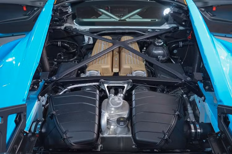 Sức mạnh của siêu xe Lamborghini Huracan STO không khác gì phiên bản EVO đã có mặt tại Việt Nam, xe được trang bị khối động cơ V10, dung tích 5.2 lít, mang đến công suất tối đa 640 mã lực và mô-men xoắn cực đại 565 Nm nhưng trải nghiệm lái, hệ thống treo được phát triển theo các mẫu xe đua.