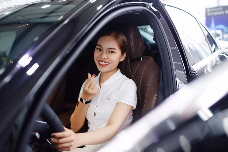 Bên trong Mercedes-Benz E200 2019 xuất hiện màn hình giải trí trung tâm có kích thước lên đến 12,3 inch, vô lăng mới tích hợp phím điều khiển cảm ứng Touch Control Button và những chi tiết ốp gỗ tần bì sang trọng.