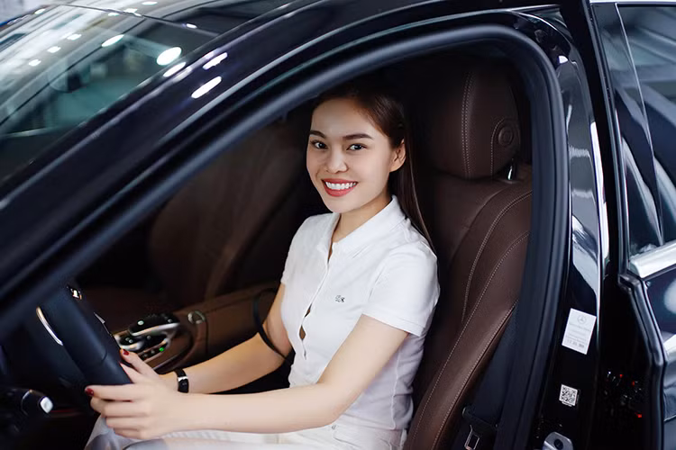 Thêm vào đó là hệ thống đèn viền trang trí 64 màu với 10 kiểu phối khác nhau, điều hòa tự động 3 vùng Thermotronic và định vị vệ tinh tích hợp bản đồ Việt Nam. Cuối cùng là những trang bị an toàn hiện đại như 9 túi khí, hệ thống cảnh báo mất tập trung và công nghệ tự động bảo vệ Pre-Safe. 
