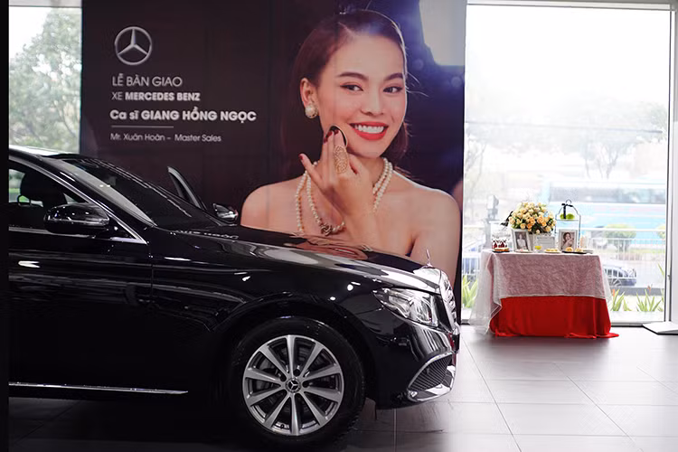 So với 2 phiên bản còn lại, bản E200 tiêu chuẩn của Mercedes-Benz E-Class 2019 không có thay đổi nào về chi tiết và các trang bị đi kèm. Động cơ dưới nắp ca-pô vẫn là loại máy xăng 4 xi-lanh, tăng áp, dung tích 2.0 lít nhưng được điều chỉnh để tạo ra công suất tối đa tăng 13 mã lực lên 197 mã lực và mô-men xoắn cực đại 300 Nm.