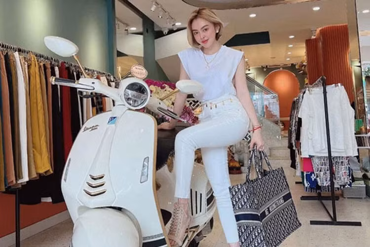 Vespa 946 Christian Dior vẫn dùng động cơ xy-lanh đơn, dung tích 125 cc, cho ra công suất 11,7 mã lực tại 8.250 vòng/phút và mô-men xoắn 10,3 Nm tại 7.000 vòng/phút. Các tính năng an toàn đi kèm gồm phanh ABS và hệ thống chống trượt ASR. 