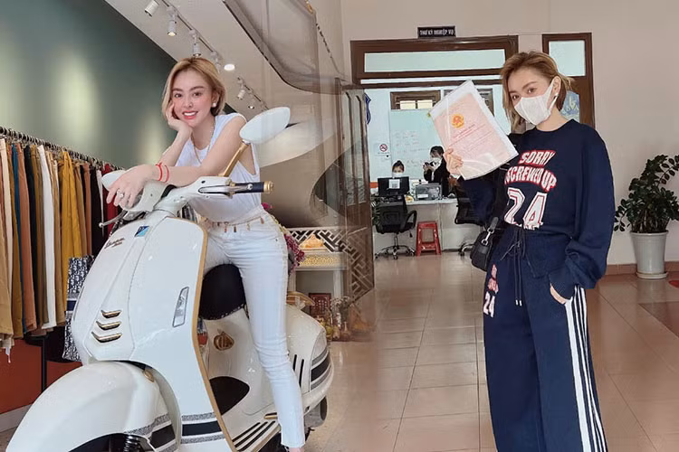 Bên cạnh những siêu xe, siêu SUV và xe thể thao sang chảnh, Trang Nemo cũng không quên khoe chiếc xe tay ga đắt tiền Vespa 946 Christian Dior khi nó gây "sốt" giới nhà giàu Việt hồi đầu năm 2022.