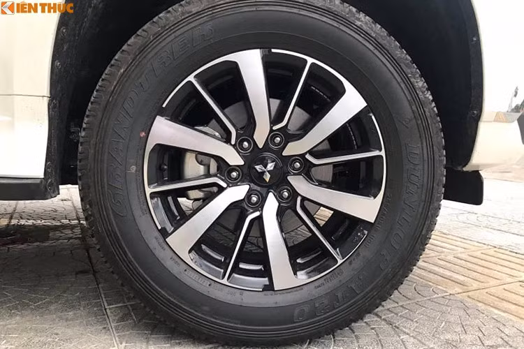 Là phiên bản giá rẻ nên các trang bị có mặt trên Mitsubishi Pajero Sport máy dầu sẽ không đầy đủ như các phiên bản máy xăng tung ra trước đó. Về thiết kế ngoại thất, Mitsubishi Pajero Sport 2019 sẽ không có thay đổi nhiều. Xe vẫn được trang bị đèn pha dạng halogen truyền thống, kính chiếu hậu chỉnh/gập điện và tích hợp xi-nhan báo rẽ...