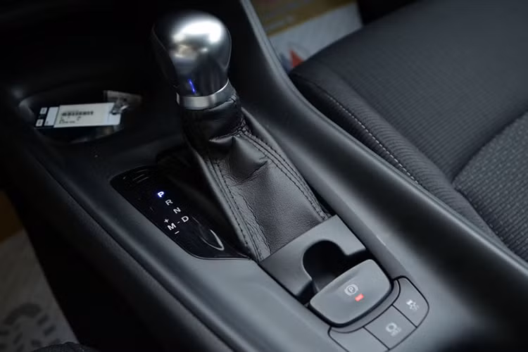 Phiên bản Toyota C-HR 2017 xuất Mỹ vừa có mặt tại thị trường Việt Nam sử dụng động cơ xăng, 4 xy-lanh, dung tích 2 lít, sản sinh công suất 155 mã lực tại 6.200 vòng/phút và mô-men xoắn 195 Nm tại 4.400 vòng/phút, kết hợp hộp số tự động vô cấp và hệ dẫn động cầu trước.