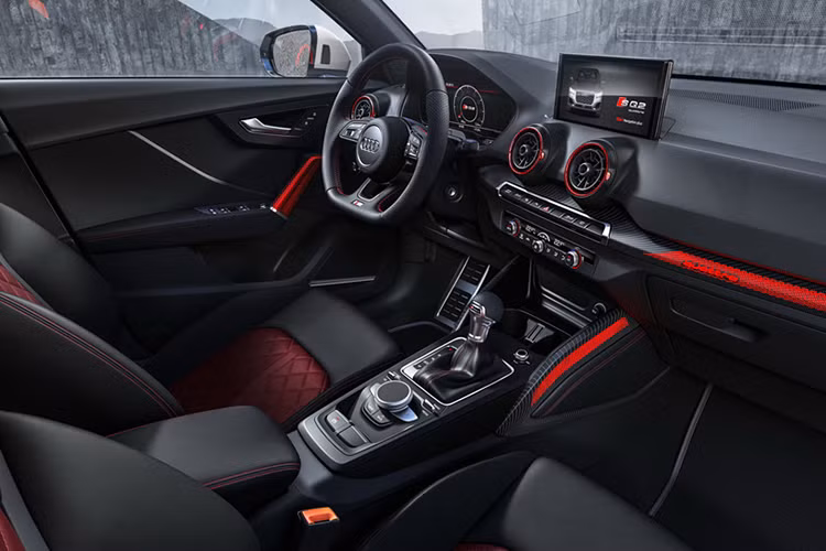Tùy chọn bảng đồng hồ kỹ thuật số 12,3 inch Virtual Cockpit nay có thêm chế độ hiển thị với đồng hồ báo tua lớn trên xe, trong khi hệ thống thông tin giải trí MMI với màn hình 8,3 inch của Audi SQ2 2019 mới này cũng sẽ được tích hợp đầy đủ những kết nối số hiện đại.