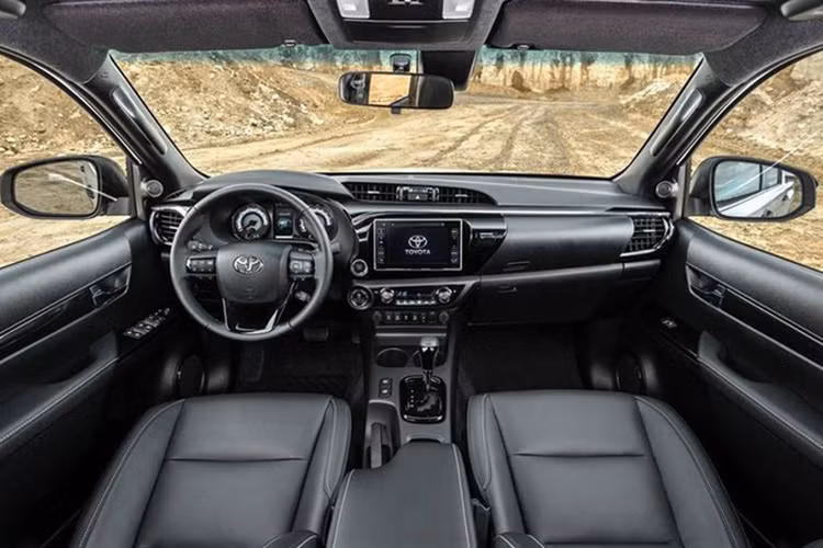 Bên trong, Toyota Hilux 2.8 G 4×4 AT MLM cũng sở hữu nhiều trang bị tiện nghi cao cấp như Gương chiếu hậu chỉnh điện, gập điện, tích hợp đèn báo rẽ, Vô-lăng bọc da, tích hợp các nút bấm điều khiển âm thanh, điện thoại rảnh tay, Đồng hồ lái màn hình hiển thị đa thông tin 4,2 inch, Ghế xe chất liệu da, ghế lái chỉnh 8 hướng.