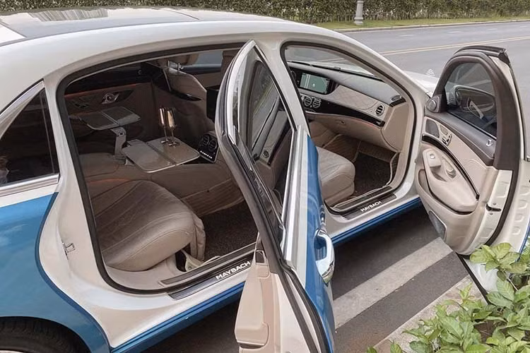 Chủ xe mới có thể dễ dàng tháo bỏ màu sơn này mà không lo ảnh hưởng đến bộ áo "zin" của xe. Ngoài ra, chiếc Mercedes-Maybach S450 4 Matic này còn được độ lại bộ mâm đa chấu kép mới của bản 2019.