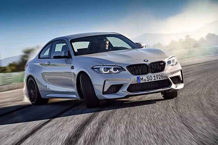 Tương tự, nội thất của BMW M2 Competition cũng không có gì đặc biệt hơn nhưng được trang bị đầy đủ các tùy chọn tốt nhất như các chi tiết bọc Alcantara và dây an toàn dệt logo 3 màu đặc trưng của BMW M. Cặp ghế thể thao M Sport với logo M2 có đèn, nút bấm khởi động màu đỏ và tay lái có nút bấm M đặc biệt để kích hoạt các cài đặt hiệu năng của xe.