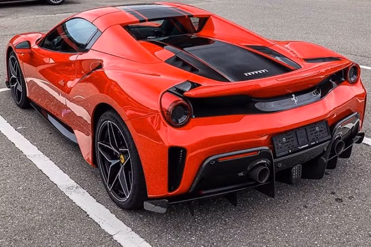 Ferrari cũng cố gắng mang đến trọng lượng lý tưởng nhất cho 488 Pista Spider và điều đó thể hiện qua cân nặng của xe chỉ dừng ở con số 1.380 kg, nặng hơn 100 kg so với bản Coupe. Điểm khác biệt so với Ferrari 488 Pista chính là việc "mái nhà" của phiên bản mui trần có thể đóng hoặc mở trong thời gian 14 đến 16 giây. Hãng siêu xe Ý cũng trang bị thêm một kính chắn gió đặt phía sau để tránh tiếng ồn lọt vào khoang lái.