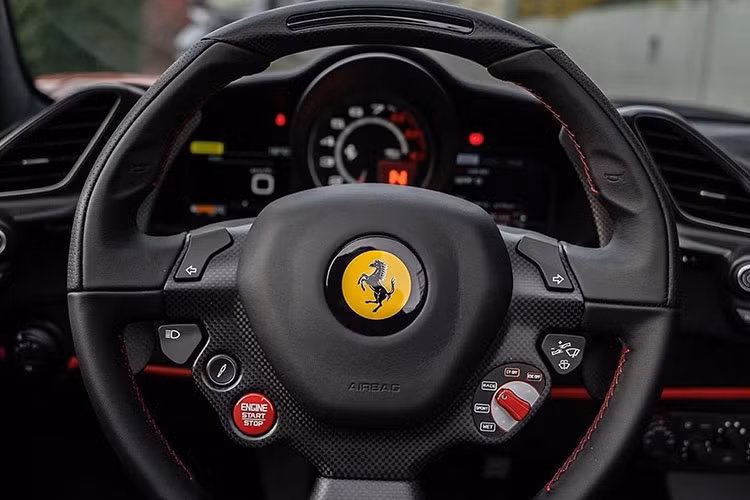 Hệ truyền động của Ferrari 488 Pista Spider chính là khối động cơ V8, dung tích 3.9 lít, tăng áp kép như phiên bản tiêu chuẩn nhưng sản sinh công suất tối đa lên đến 720 mã lực tại vòng tua máy 8.000 vòng/phút và mô-men xoắn cực đại 770 Nm tại vòng tua máy 3.000 vòng/phút. Nó mạnh hơn 113 mã lực nếu so với người tiền nhiệm 488 Spider. 