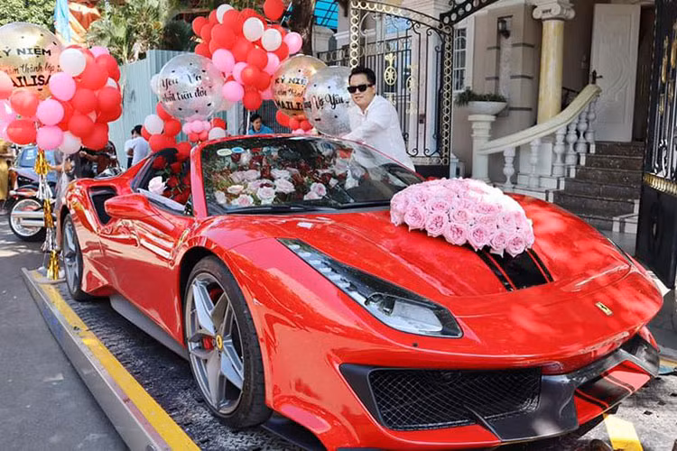 Chiếc siêu xe Ferrari 488 Pista Spider của đại gia Sài Gòn mua tặng vợ thuộc diện không có chiếc thứ 2 tại Việt Nam. Trên toàn thế giới, dòng siêu xe Ferrari 488 Pista Spider không được sản xuất với số lượng hạn chế như "đàn anh" là Ferrari 458 Speciale Aperta. Được biết, hãng Ferrari chỉ giới hạn thời gian sản xuất chiếc xe này trước khi tập trung lắp ráp Ferrari F8 Spider.