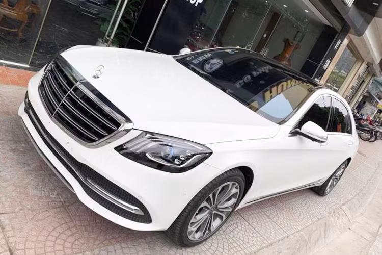 Cuối cùng là những trang bị an toàn hàng đầu của hãng xe sang Đức trang bị cho mẫu xe sang này như; camera 360 độ với độ phân giải cao, hệ thống hỗ trợ đỗ xe chủ động tích hợp Parktronic, cảnh báo mất tập trung, trợ lực phanh khẩn cấp và túi khí bên hông cửa sổ phía trước/sau,... Tại Việt Nam, giá xe Mercedes-Benz S450L Luxury chính hãng khởi điểm từ 4,869 tỷ đồng.