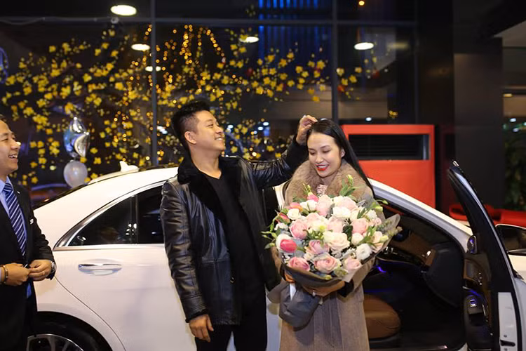 Chiếc xe sang mới của vợ chồng Tuấn Hưng thuộc phiên bản Mercedes-Benz S450L Luxury mới. Hệ thống chiếu sáng của xe bao gồm đèn pha MultiBeam LED với 3 dải đèn LED định vị ban ngày, tính năng bật/tắt đèn pha tự động, gia tăng tầm chiếu xa, đèn báo rẽ trên gương chiếu hậu, đèn hậu kiểu pha lê cũng như đèn phanh thứ 3 công nghệ LED. 