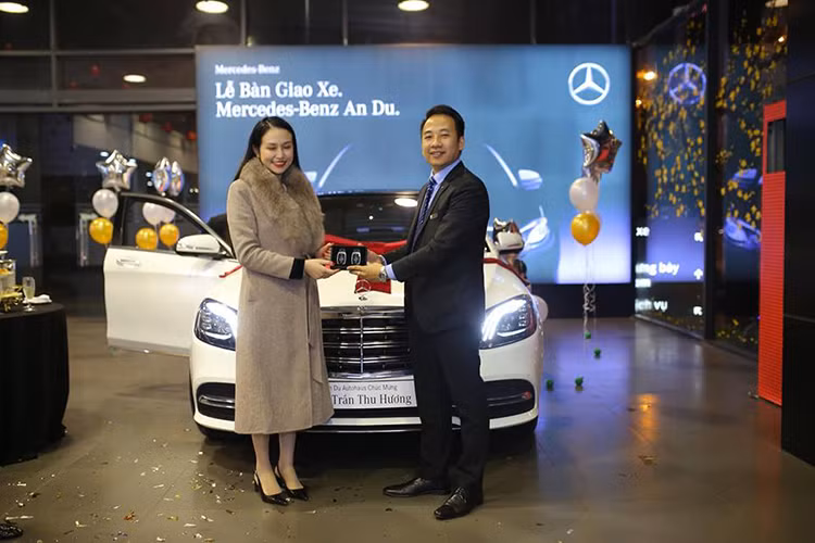 Được biết, ngoài Mercedes-Benz S450L Luxury, vợ chồng Tuấn Hưng còn sở hữu những chiếc xe đắt tiền khác như Range Rover Evoque, Mercedes-Benz C200, Mercedes-Benz S400 và siêu xe Ferrari 488 GTB. Trong đó, chiếc Ferrari 488 GTB của Tuấn Hưng đã gặp tai nạn trên cao tốc Nội Bài - Lào Cai vào hồi tháng 10 năm ngoái.