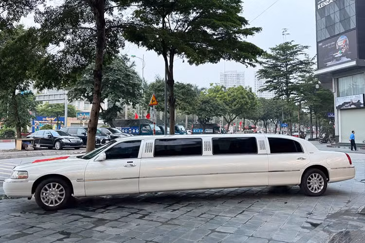 Việc điều khiển một chiếc xe như Lincoln Limousine 2026 dài cồng kềnh trong không gian đô thị chật hẹp bị xem là “bất tiện” khiến loại xe từng được săn đón này giờ chỉ còn xuất hiện nhỏ giọt trên thị trường với mức giá dễ tiếp cận hơn rất nhiều so với thời điểm ra mắt.