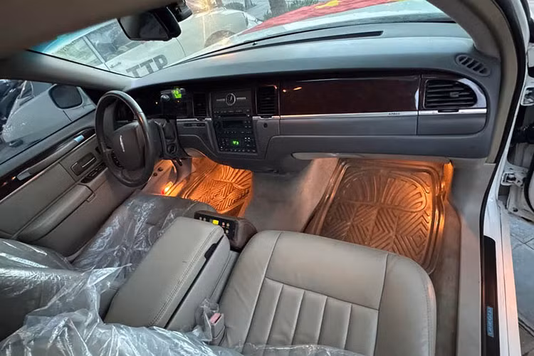 Các chi tiết ội thất được bọc da vẫn được showroom bán xe bảo quản kỹ lưỡng, không có dấu hiệu thay đổi cấu trúc hoặc can thiệp độ chế.