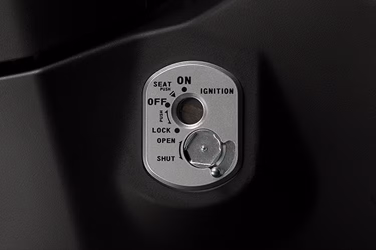 Về mặt tiện ích, Wave RSX FI 2019 mới sở hữu hệ thống đèn chiếu sáng phía trước tự động, giúp tăng khả năng nhận diện khi lưu thông trên đường phố vào cả ban ngày lẫn ban đêm. Bên cạnh đó xe cũng được trang bị ổ khóa từ 4 trong 1, bao gồm khóa điện, khóa từ, khóa cổ và khóa yên.
