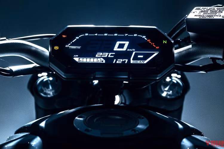 Ở khu vực đầu đèn pha, Yamaha MT-07 thế hệ mới cũng được thiết kế theo kiểu chữ Y giống như MT-09 trước đó với một bóng LED lớn đặt chính giữa và 2 dải LED định vị đặt chéo đối xứng.