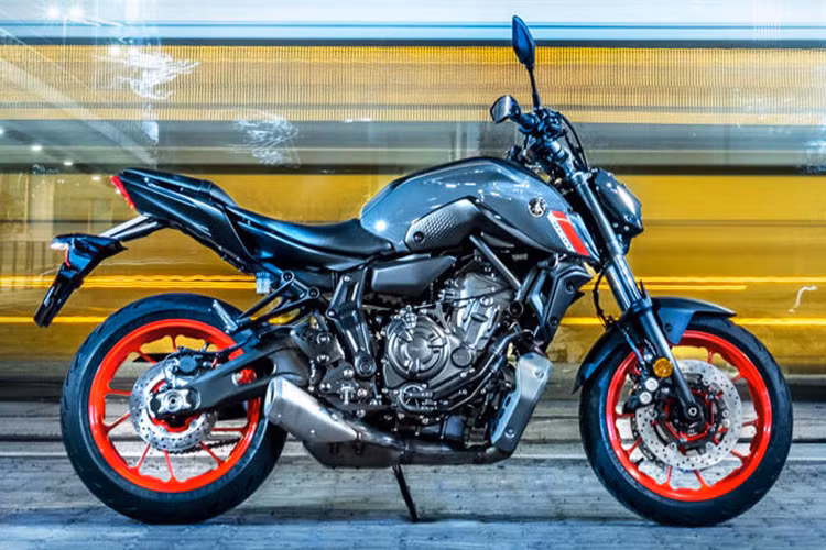 Ở dàn chân, phanh đĩa trước của Yamaha MT-07 2021 lớn hơn phiên bản cũ với đường kính tăng 16mm từ 282mm lên 298mm.