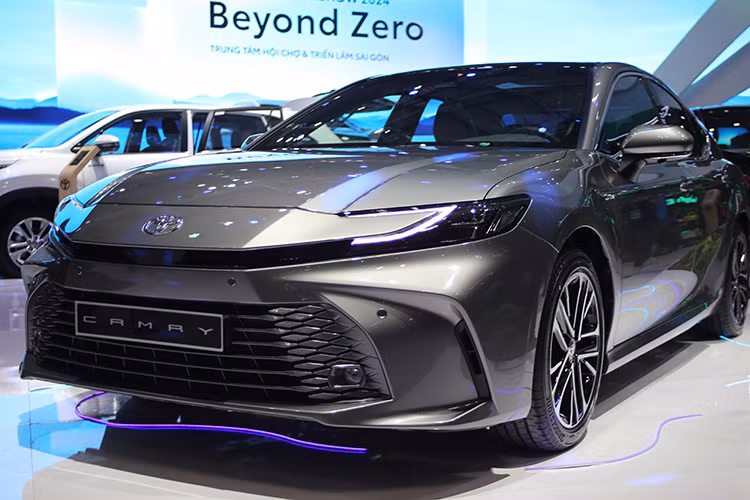Tại Triển lãm Ô tô Việt Nam (VMS) 2024, hãng Toyota đã chính thức giới thiệu thế hệ mới của dòng xe Camry ở thị trường Việt Nam. Đúng như tin đồn từ trước đó, Toyota Camry 2025 tại Việt Nam đã bị cắt bớt phiên bản máy xăng và thêm phiên bản hybrid.