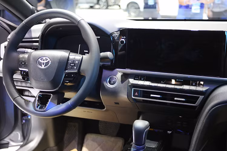 Các trang bị tiêu chuẩn của Toyota Camry 2025 tại Việt Nam gồm có hệ thống đèn LED, vành hợp kim 18 inch, ghế lái chỉnh điện 10 hướng/làm mát, bảng đồng hồ kỹ thuật số, màn hình cảm ứng trung tâm 12,3 inch...