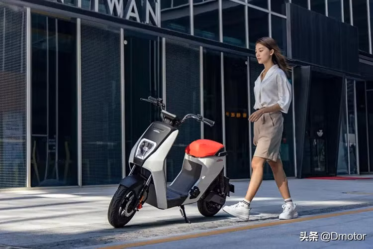 Mặc dù Honda đang khá chậm chạp ở mảng xe điện hai bánh trong vài năm qua, tuy nhiên hãng xe Nhật Bản vẫn đều đặn tung ra một số mẫu xe máy điện mới với thiết kế khá thú vị mang tên Honda U-Go 2021 mới.