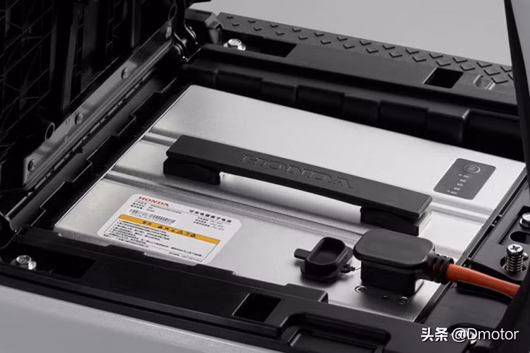 Theo đó, Honda U-GO sẽ có hai phiên bản với trang bị pin và tốc độ khác nhau gồm bản tiêu chuẩn và bản cắt giảm. Trong đó, Honda U-GO bản tiêu chuẩn được trang bị mô-tơ điện 1,2 kW với công suất tối đa 1,8 kW, giúp xe có khả năng đạt vận tốc tối đa 53 km/h.