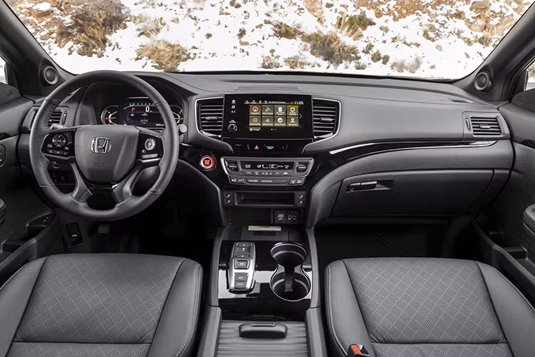 Ở phiên bản cao hơn, Honda Passport EX-L 2020 sẽ có mức giá khởi điểm 36.410 USD và Honda hy vọng khoảng 50% khách hàng mua Passport 2020 sẽ lựa chọn phiên bản này. Bản này sẽ có một số trang bị như: kính chắn gió cách âm, cửa sổ trời chỉnh điện và gương chiếu hậu có sưởi, đèn báo rẽ LED tích hợp.
