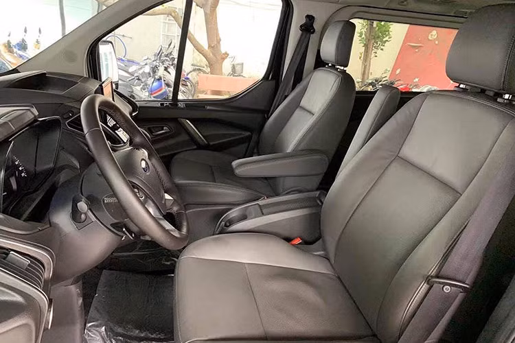 Ford Tourneo tại Việt Nam sở hữu cấu hình 7 chỗ ngồi, cách bố trí ghế 2-2-3, khoang nội thất được thiết kế sang trọng và hiện đại với ghế ngồi bọc da đi kèm bệ tỳ tay cho từng ghế, vô lăng chỉnh 4 hướng, cửa sổ trời điều khiển điện. Màn hình cảm ứng, hệ thống âm thanh 6 loa.