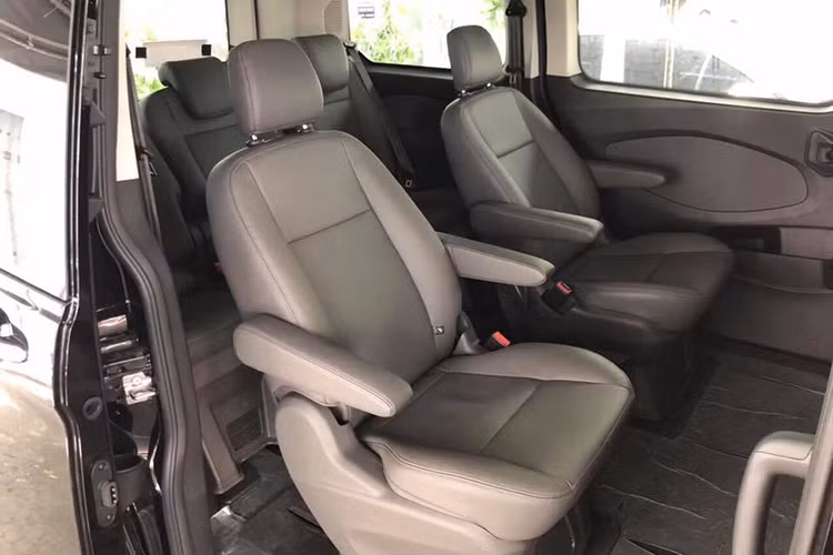 Cả hai phiên bản Ford Tourneo Titanium và Tourneo Trend mới đều được trang bị động cơ 4 xy-lanh 2.0L Ecoboost (tăng áp) cho công suất khoảng 198 mã lực tại 5500 vòng/phút và momen xoắn cực đại 300Nm tại 3.000 vòng/phút, đi kèm hộp số tự động 6 cấp (6AT).