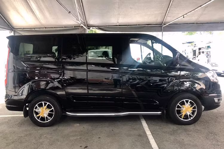 Cũng theo nguồn tin từ đại lý, Ford Tourneo 2019 mới sẽ sớm ra mắt trong thời gian tới để cạnh tranh trong phân khúc MPV đa dụng với các đối thủ Kia Sedona, Mercedes-Benz V-Class, Peugeot Traveller. Theo đó, Tourneo 2019 sẽ được phân phối với 02 phiên bản là: Tourneo Titanium và Tourneo Trend.