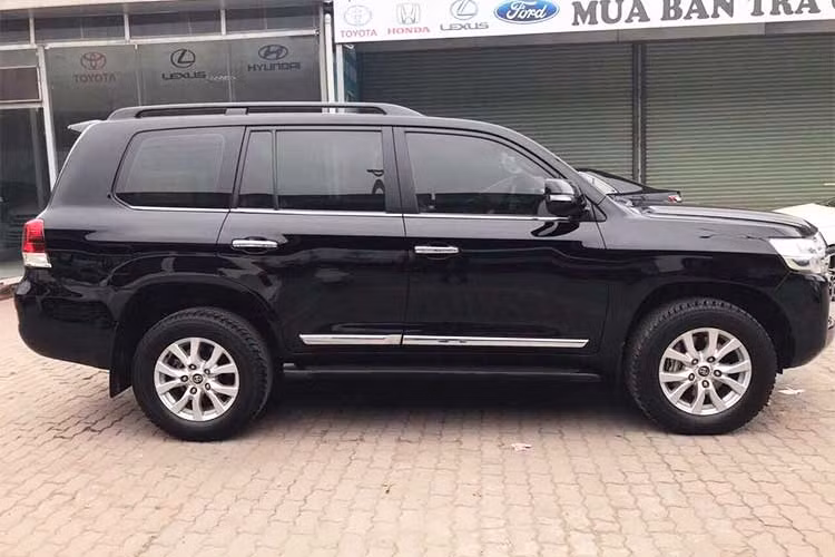 Về thiết kế, phiên bản nâng cấp sở hữu diện mạo hiện đại, bề thế và vững chắc, đúng chất xe việt dã thể thao. Xe có chiều dài 5.170 mm, chiều rộng 1.980 mm và chiếu cao 1.930 mm. Các thay đổi so với trước ở bộ body ở cản trước với thanh mạ crôm hình chữ U mở rộng và ốp thân cùng ốp cản sau tạo cho ngoại hình xe trông cân đối và “ngầu” hơn.