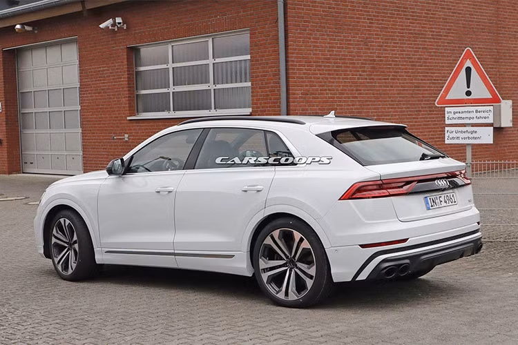 Bù lại, chiếc xe Audi SQ8 2019 chạy trên đường thử có vẻ sở hữu gầm thấp hơn Q8 tiêu chuẩn. Ngoài ra, xe còn được trang bị thiết kế cản va hầm hố hơn với hốc gió hai bên mở rộng. Thêm vào đó là bộ vành la-zăng không thay đổi thiết kế nhưng có kích thước lớn hơn. 