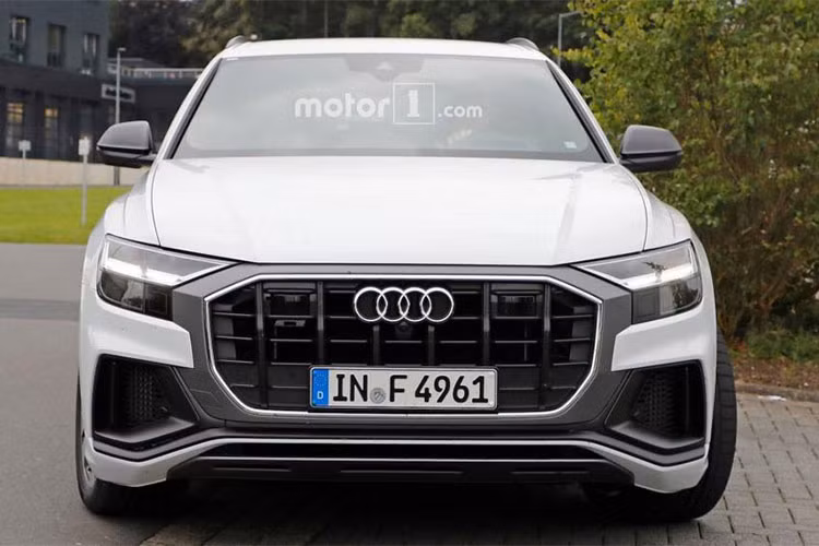 Những hình ảnh này cho thấy Audi SQ8 bản 2019 không thay đổi quá nhiều so với Q8 tiêu chuẩn. Lưới tản nhiệt cỡ lớn trên đầu xe, bộ vành la-zăng và cụm đèn pha của Audi Q8 mới đều được giữ lại trên SQ8 2019.