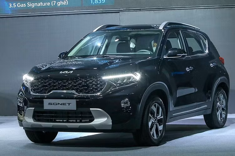 Tương tự như Ford Ranger thì Kia Sonet mặc dù tăng doanh số so với tháng trước gần 200 xe nhưng cũng giảm 1 bậc trên bảng xếp hạng. Với 1.125 xe bán ra trong tháng 9 thì Kia Sonet vẫn đang là mẫu xe ăn khách nhất của Kia tại Việt Nam. Doanh số cộn dồn kể từ đầu năm của Sonet đạt 7.656 xe, đứng thứ 6 toàn thị trường. 