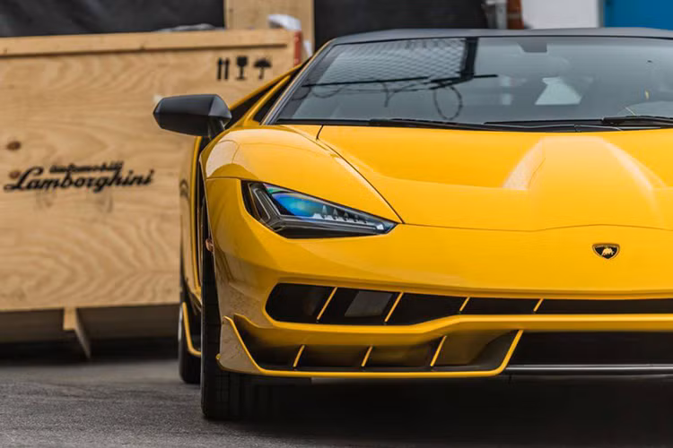 Centenario cũng "gây sốc" với bộ cánh khuếch tán không khí cực lớn tạo thành cản sau, kèm theo cặp đèn hậu hình chữ Y và ống xả ở chính giữa, tạo nên hình dáng đầy "viễn tưởng" cho chiếc xe. So với Aventador, Centenario dài hơn tới 144 mm và cao hơn 7mm. Nhờ có bộ khung nguyên khối và thân xe từ sợi carbon, nó cũng nhẹ hơn tới 55 kg.
