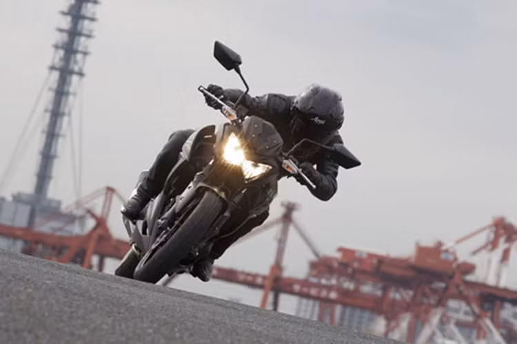 Chiếc xe Kawasaki Z400 với cỗ máy xy lanh đôi và kiểu dáng hoàn toàn mới hiện chưa được công bố chính thức cả thông số lẫn giá bán. Nó sẽ được hãng xe Nhật Bản mang tới triển lãm môtô EICMA 2018.