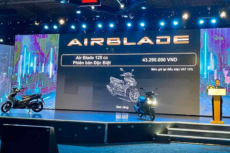 Bên cạnh việc sở hữu khối động cơ mạnh mẽ vượt trội, phiên bản Air Blade mới được tích hợp nhiều tiện ích cao cấp như: Cổng sạc USB tiện lợi (Loại A) kèm nắp chống nước cải tiến được trang bị cho cả hai phiên bản Air Blade 160cc/125cc; hệ thống khóa thông minh Honda SMART Key; hộc đựng đồ cỡ lớn nhờ vào sự cải tiến về cấu trúc khung xe...