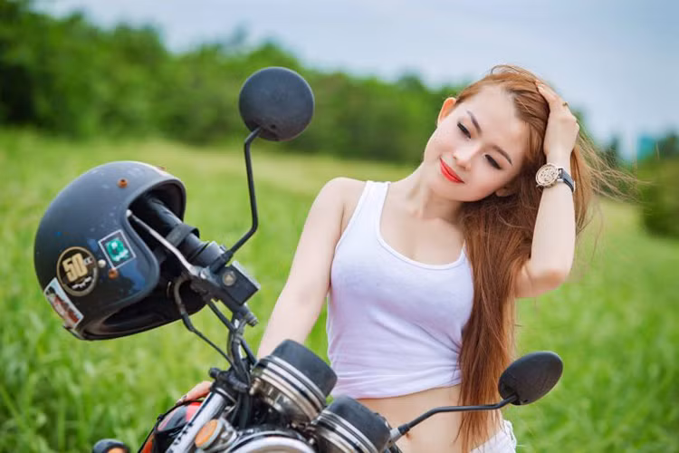 Ở vẻ bên ngoài, thật khó để tìm ra những yếu tố mang đến sự trẻ trung và hiện đại trên "sói già Wolf 125". mẫu xe này sở hữu động cơ 1 xi-lanh, kiểu máy đứng, dung tích 124,6 cc, 5 số, làm mát bằng gió, công suất 7,5 kW (10 Hp)/8.500rpm, mô-men xoắn 9Nm/7.000rpm.