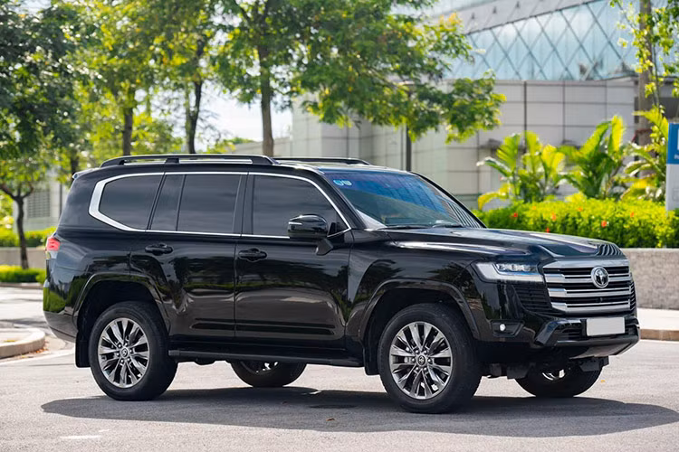 Toyota Land Cruiser chu tich chay chan, ban van dat hon xe 