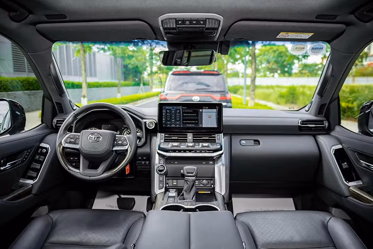 Khoang nội thất trên Toyota Land Cruiser thế hệ mới nay đã hiện đại hơn so với thế hệ cũ nhờ thiết kế mới. Ghế ngồi được bọc da cao cấp kết hợp cùng các chi tiết ốp gỗ như bệ trung tâm, tay nắm phía trong cửa và vô-lăng nhằm tăng vẻ sang trọng hơn cho xe.