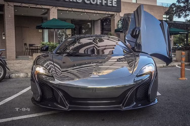 Siêu xe mui trần McLaren 650S Spider được Minh Nhựa mua về đầu tiên tại Việt Nam. Sau đó, một vài chiếc khác màu đã được đưa về, biến siêu xe này từ chỗ "hàng hiếm" trở nên siêu xe "quen thuộc" với giới mộ điệu. Tại thị trường siêu xe Việt Nam, mức giá dành cho chiếc McLaren mui trần này khoảng 16 tỷ đồng sau khi ra biển trắng.