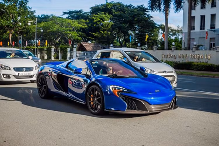 Cách đây khoảng một tuần, giới săn xe tại Sài Gòn bất ngờ bắt gặp đại gia siêu xe Cường Đô la cầm lái chiếc McLaren 650S Spider màu xanh dương từng thuộc quyền sở hữu của Minh Nhựa. Nhiều nguồn tin khi đó cho rằng tay chơi phố núi đã mua lại chiếc siêu xe mui trần này.