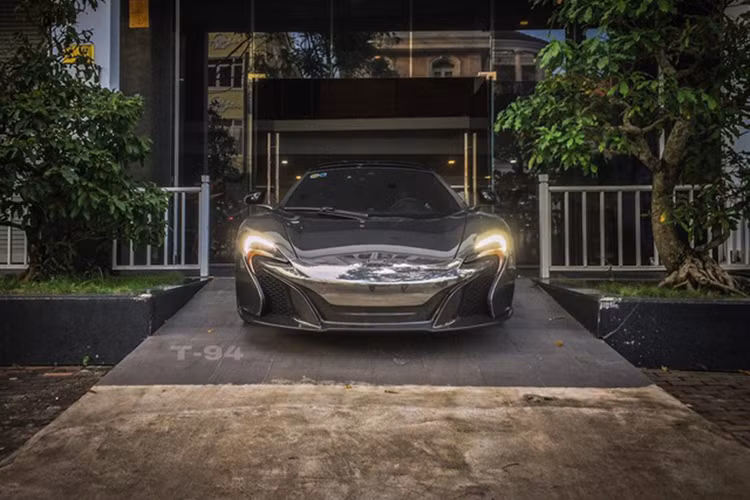 Đến nay chiếc McLaren 650S Spider xuất hiện trong garage của Cường Đô la với ngoại hình hoàn toàn mới lạ với màu crôm. Đại gia siêu xe này cũng đã cho chiếc McLaren 650S Spider này lăn bánh vào buổi chiều cuối tuần vừa qua để "show hàng" cùng những người bạn sở hữu các chiến mã khác.