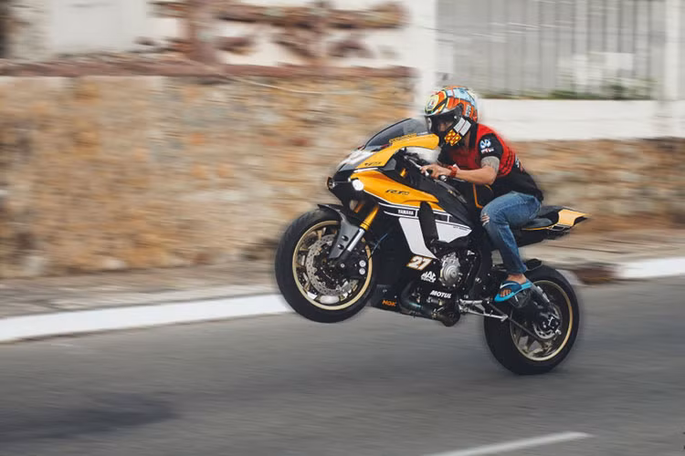 Tại Mỹ, Yamaha R1 60th Anniversary có giá khởi điểm 16.990 USD - đắt hơn bản thường 500 USD. Khi về tới thị trường Việt Nam chiếc xe sẽ có giá khoảng 650 triệu đồng. Tuy nhiên với việc trang bị hàng loạt đồ chơi cao cấp, chắc chán mẫu xe này có giá trị hơn nhiều so với nguyên bản.