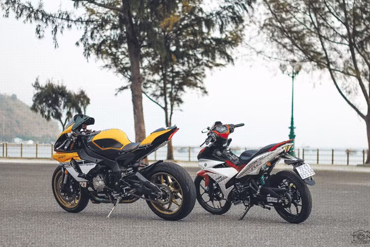 Với các công nghệ mới được trang bị, khối động cơ của R1 có khả năng sản sinh công suất tối đa hơn 200 mã lực, sức mạnh truyền đến bánh thông qua hộp số ly hợp kép. Siêu môtô này đem tới hiệu năng vận hành ấn tượng gần tương đương với xe đua Moto GP.