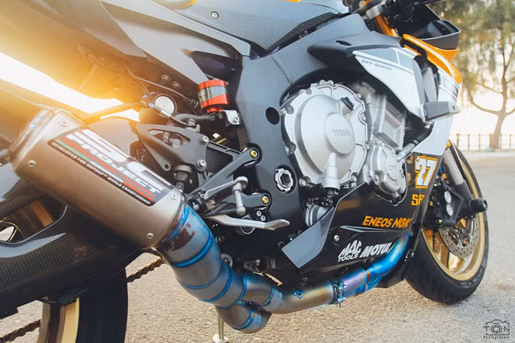 Ngoài động cơ Crossplane 4 xi-lanh thẳng hàng 1.000 cc, với tay biên cùng ống xả titanium và côn trượt đầy mạnh mẽ - trên mẫu xe này, người chơi còn trang bị thêm ống pô SC Project cho âm thanh của xe trường và mạnh mẽ hơn, đi cùng với đó là bộ cổ Titan nổi bật.