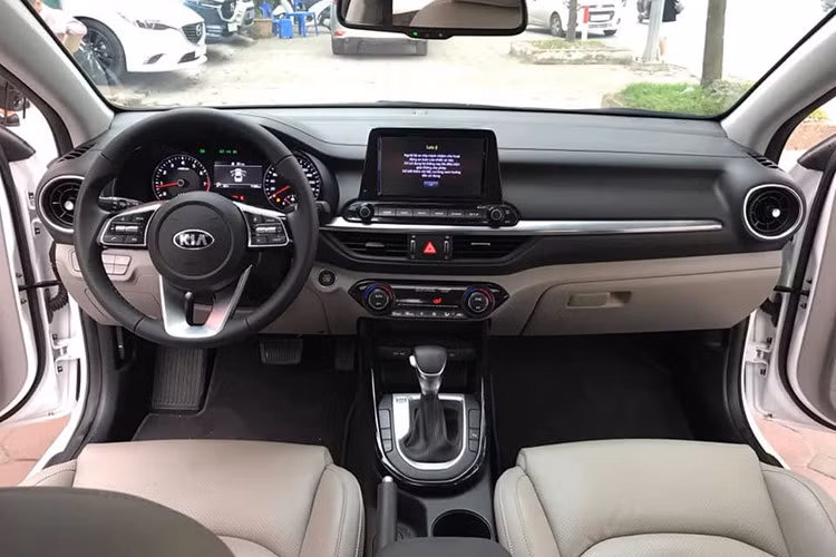 Phiên bản Kia 2019 ra mắt thị trường Việt Nam vào cuối năm 2018. Xe sở hữu thiết kế đẹp mắt với đèn thấu kính bóng halogen, đèn pha tự động, đèn chiếu sáng ban ngày. Đèn hậu sử dụng công nghệ LED. Mâm kích thước 17 inch. Bên trong nội thất trang bị hệ thống giải trí AVN tích hợp bản đồ dẫn đường...