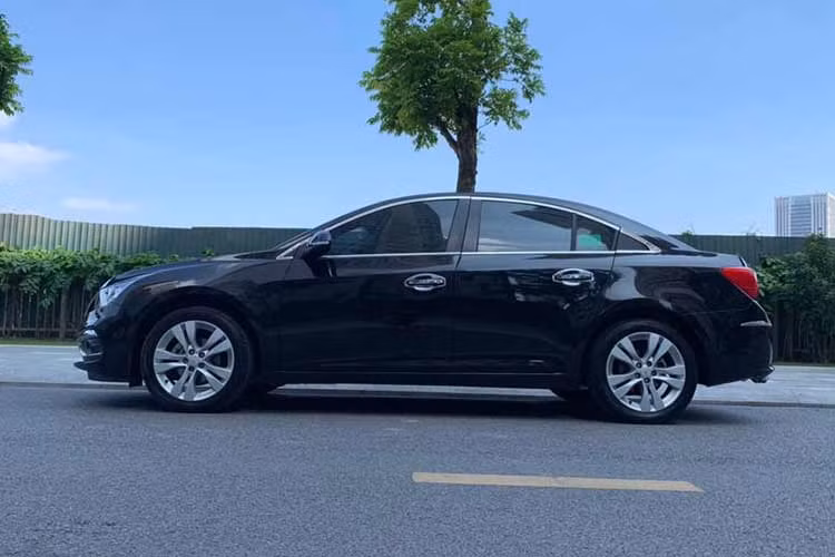Những chiếc Chevrolet Cruze 2017 cũ tại Việt Nam đang được chủ nhân định giá quanh mốc 205-370 triệu đồng, tùy phiên bản và chất xe. Theo ý kiến đánh giá của người dùng, Cruze 2017 được định vị cao hơn một bậc nếu so sánh với đối thủ Toyota Corolla Altis với những ưu điểm như: Vận hành đầm, chắc. cách âm tốt. bền bỉ, chất lượng...