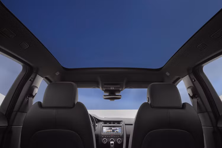 Mẫu E-Pace tiêu chuẩn và phiên bản E-Pace R-Dynamic có 3 tùy chọn động cơ, bao gồm động cơ diesel 2,0 lít D150 công suất 110 kW/380 Nm, động cơ diesel 2,0 lít D180 công suất 132 kW/430 Nm (giá từ 50.150 USD) hoặc động cơ xăng 2,0 lít P250 công suất 183 kW/365 Nm (giá từ 50.150 USD).